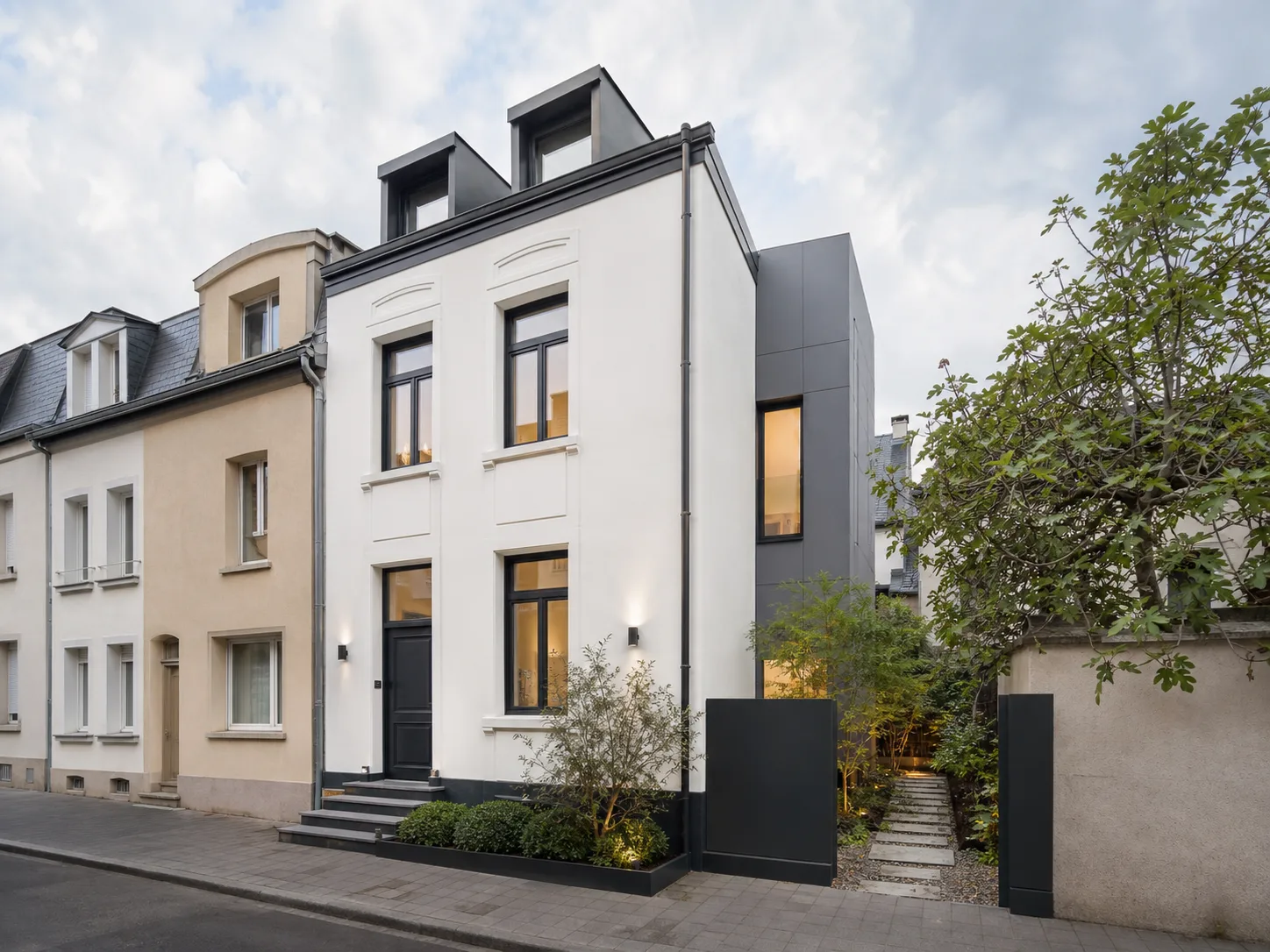 Maison rénovée dans une rue urbaine de Bonnevoie